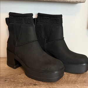 UGG Moxy Chelsea Boots